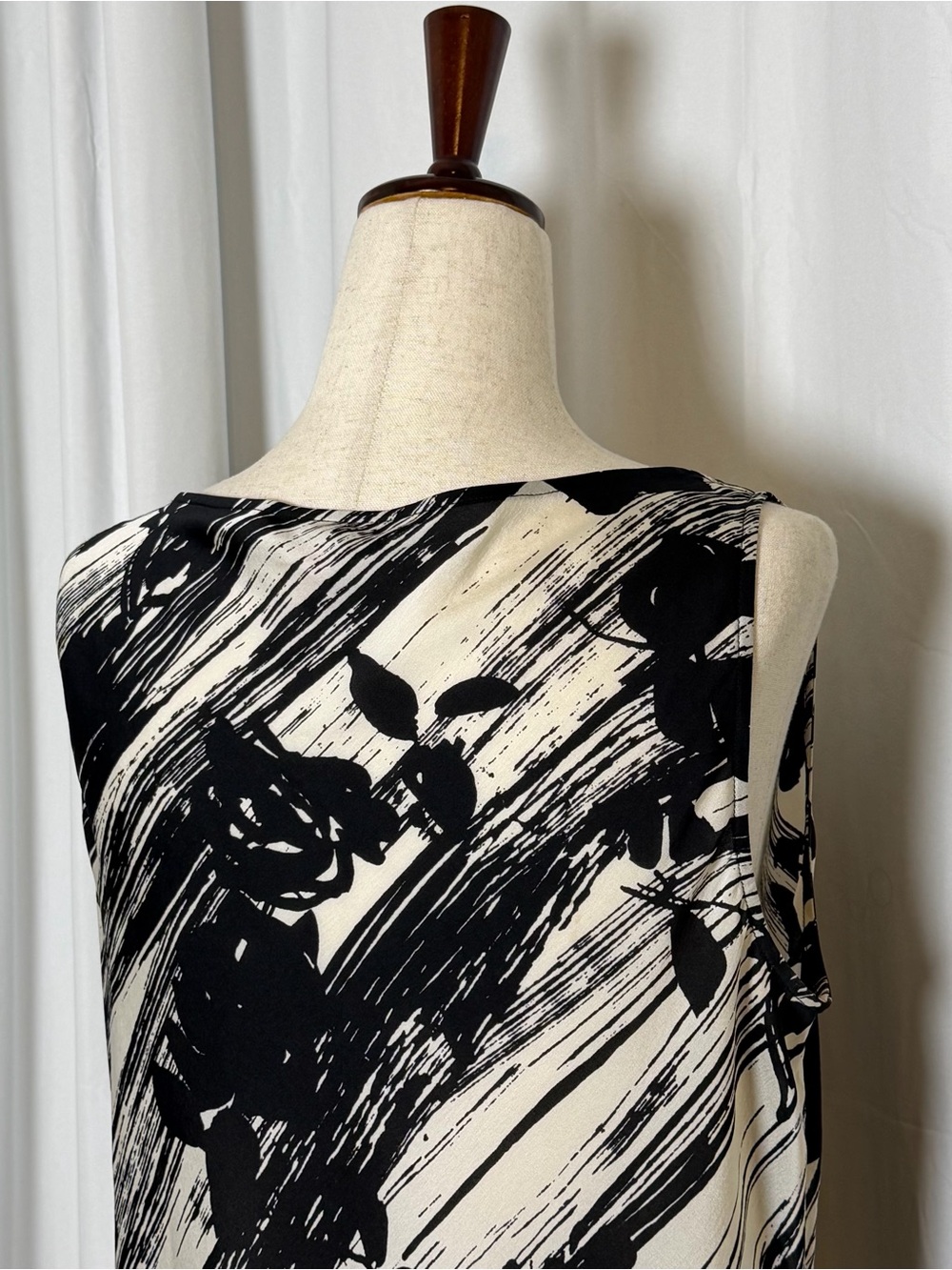 St John Silk Cowl Neck Shell Top Medium Black Cream Abstract Floral Sleeveless - Picture 9 of 11